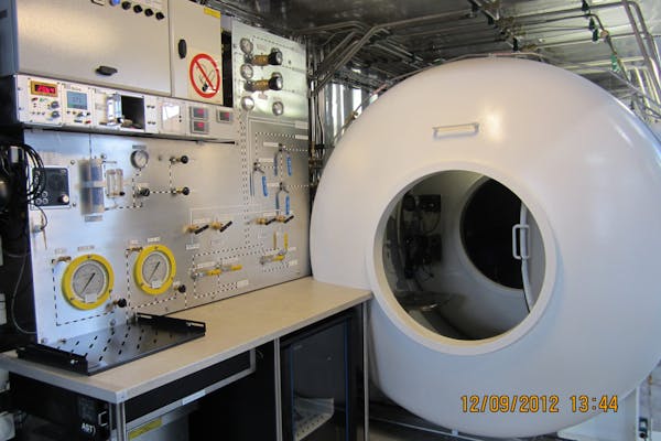 Imenco Decompression Chamber with panel-001